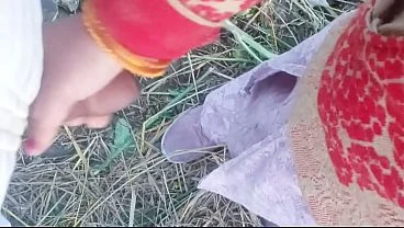 Jangal ki jhopdi me girlfriend ke sath mangal kiya xxx video Desi outdoor sex gf bf sex