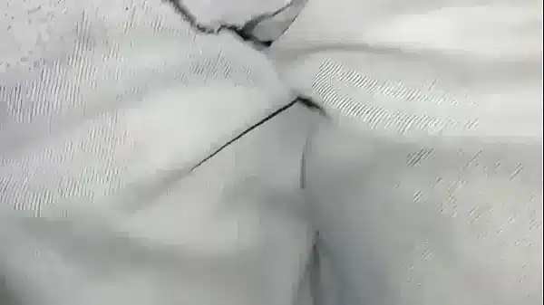 Pañal orinado con pantalones de denim mojado en gran parte