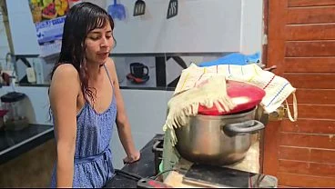 Esperaba a mi ex novio para reconquistarlo y llego.mi ex suegro, no pude contenerme y me termino follando en la cocina