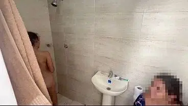 Sexo Lesbico en la Ducha Madrastra Big Ass e Hijastra Skinny de 18 Años Hasta el Orgasmo