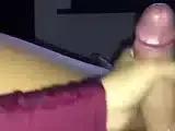A namorada do meu amigo me fez uma punheta enquanto