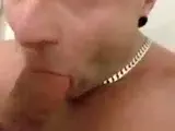Deutscher Hunk bekommt Bukkake-Ladung im Blowjob-Video