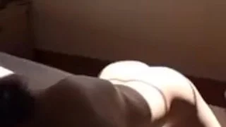 Joven twink blanco se da sol anal en el culo