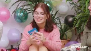 Ersties – Lesbische 5er-Orgie beim Dare Ring Game